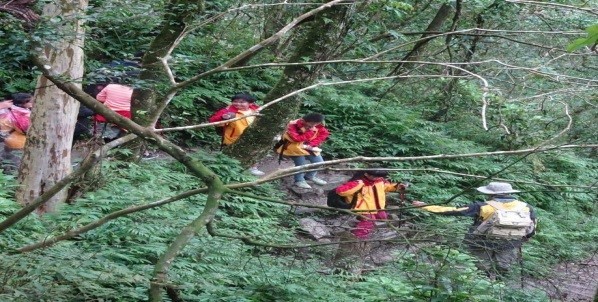 「群山間的美麗湖泊【於國家中保護環境中學習山水智慧】」